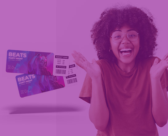 Spectatrice heureuse avec ses billets B-Tickets